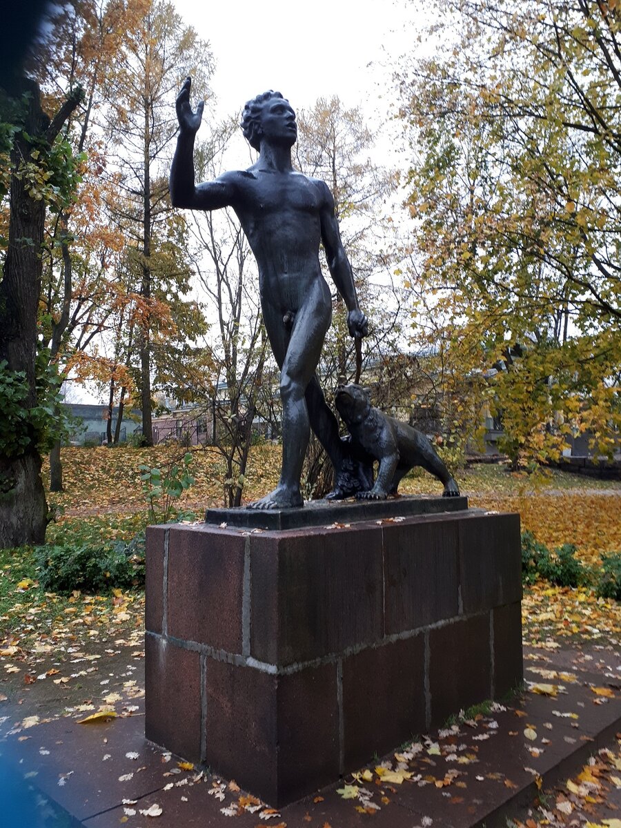 скульптура лесной юноша. лесной мальчик выборг. скульптура вратаря в парке легенд. лесной выборг скульптура. лесной мальчик выборг.