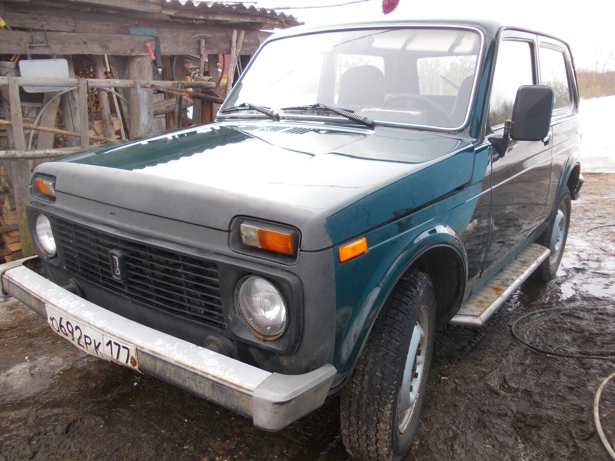 Здравствуйте друзья. В этой статье рассмотрим как существенно уменьшить шум от работы трансмиссии у Нивы, без каких либо вложений. Как известно, коробка, раздатка, карданы и передний, задний мосты, особенно на скоростях выше 90 километров в час, издают ощутимый гул и вибрацию. Происходит это из за несоосности установки данных агрегатов. И связующим звеном в данной схеме, является раздатка. Именно на ней ощущается наибольшая вибрация. Что же мы можем предпринять? Все очень просто. Ослабляем на несколько оборотов, 4 болта крепления подушек раздатки к кузову. В подушках, отверстия под болты-продолговатые прорези, для возможности  регулировки. Далее, вывешиваем на чурбаки одно заднее и одно переднее колесо. В идеале поднимаем машину на подъемнике. Поочередно включая все передачи, заставляем колеса вращаться. Играя педалью газа, на каждой передаче,  плавно раскручиваем колеса, во всем диапазоне. Промежуточная резиновая муфта и карданы, сами развернут и подвинут раздатку в положение, в котором им наиболее легко вращаться. Нам остается только поочередно затягивая болты, притянуть раздатку к кузову. И наслаждаться наступившим уменьшением шума!