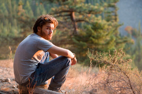 В диких условиях (Into The Wild), США, 2007г.
   В диких условиях (Into The Wild)  Если внутри вас живет настоящий «путешественник-супербродяга», то  после просмотра «В диких условиях» вам неудержимо захочется отправиться в  долгое путешествие без границ, какое совершил главный герой фильма.
 Фильм основан на реальных события, произошедших в СШАв начале 90-х  годов прошлого века. Молодой человек и путешественник Кристофер  Маккэндлесс после окончания колледжа жертвует все свои немалые  сбережения на благотворительность, и отправляется путешествовать по  Америке под псевдонимом «Александр Супербродяга». Закончилось его  путешествие на Аляске, но как, смотрите в фильме.
 Кстати, задумал съемку и режиссером выступил актер Шон Пенн.
 