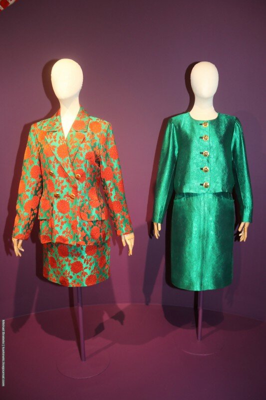 02. Костюм из жаккардовой ткани, состоящий из жакета и юбки, отделка пуговицами из металла с эмалью. Дом моды Yves Saint Laurent, Париж, 1988. Костюм из жаккардовой ткани, состоящий из жакета и юбки, отделка пуговицами из металла со стразами. Дом моды Yves Saint Laurent, Париж, 1988

