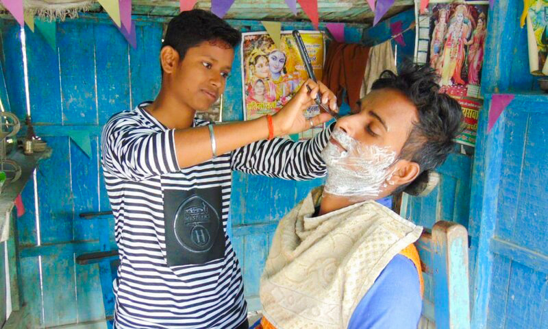 На фоне видно то самое дряхлое здание.