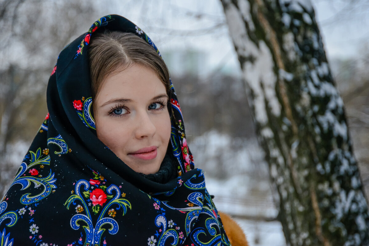 Девочка в русском платке