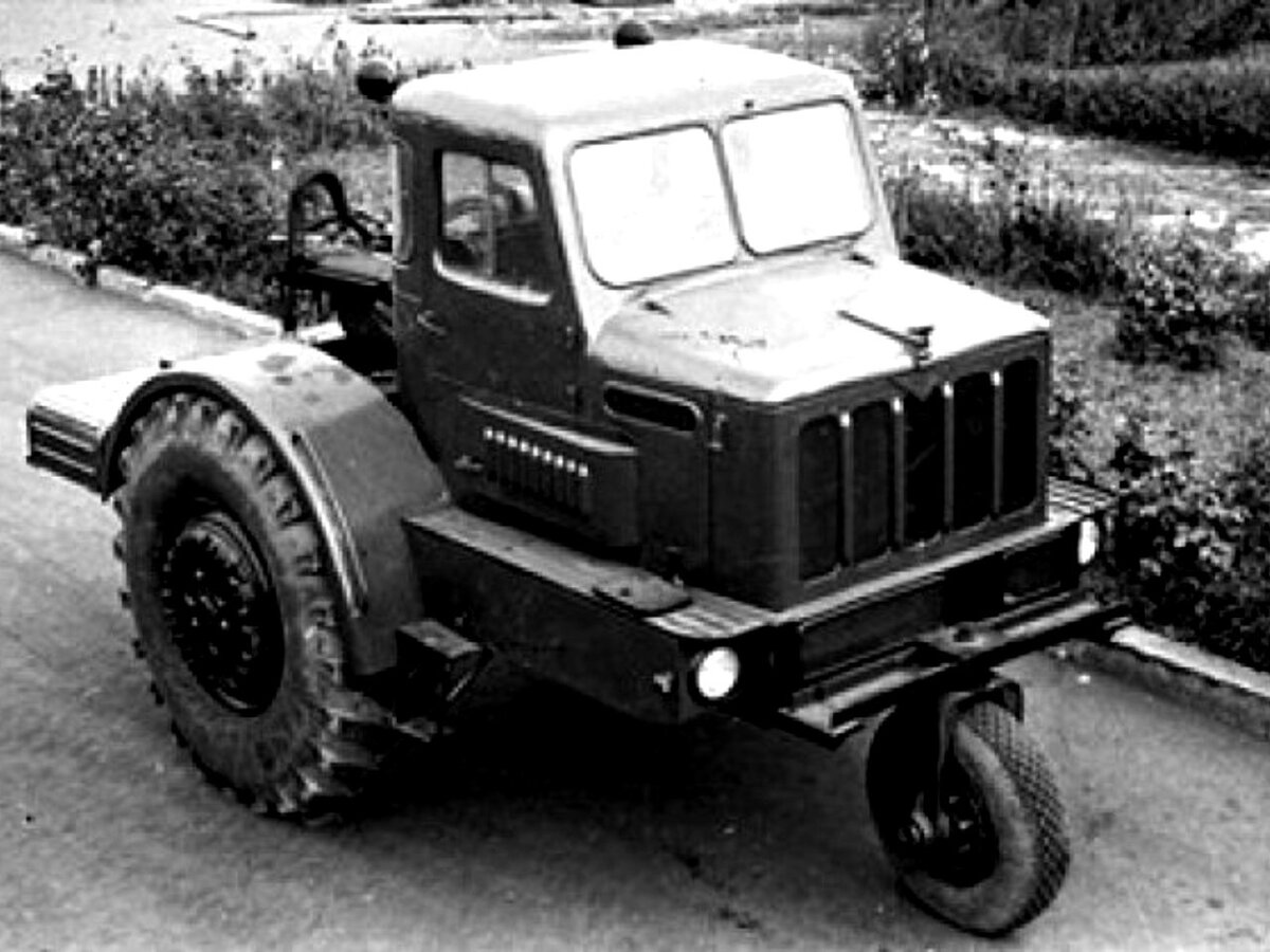 МАЗ-529 имел способность передвигаться самостоятельно, для этого требовалось установить вот такое опорное колесо