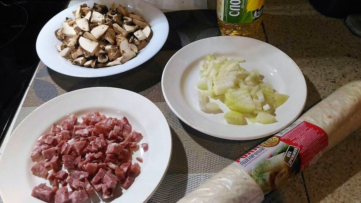 Можно использовать любую начинку, не обязательно колбасу