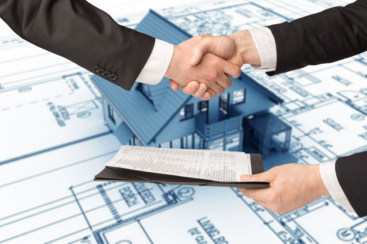 Наличие кредитной истории при получении кредита. А вы знали, что при отсутствии кредитной истории, шансы на одобрения кредита снижаются? При оценки кредитоспособности физического лица, банк опирается на платежеспособность клиента. А как оценить эту платежеспособность? Наличие у клиента работы, не менее 3-х месяцев на последнем месте и два года общий стаж, желательно в одной сфере. Каким-то банкам важно что бы за последние годы была непрерывность трудового стажа, то есть перерывы между работами не более 2-х месяцев. Это даёт банку понимание, что в случае потери работы вы сможете найти себе новую в кратчайшие сроки и соответственно будете в состоянии обслуживать кредит. То как клиент подтверждает то, что он работает тоже важно, например есть банки в которых от вида подтверждения зависит ставка. Надо понимать также, что банк будет видеть всю вашу историю взаимоотношений с правоохранительными органами и если судимость была, ни кого не будет интересовать погашена она или нет. И вот глядя на всё это, на какие-то помарки в документах, на все плюсы и минусы, окончательное решение, почти всегда, принимается именно на основании вашей кредитной истории. И если она отсутствует, то вас рассматривают очень пристально и в случае сомнений, весомых или нет зависит от того, кто смотрит, могут отказать. Человек принимающий решение, несёт за это решение личную ответственность. Поэтому, если вы планируете оформить ипотеку или крупный кредит, за полгода-год позаботьтесь о создании себе кредитной истории.