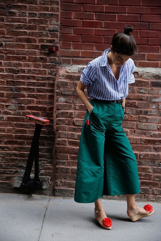 С чем носить темно-зеленые брюки женщине
