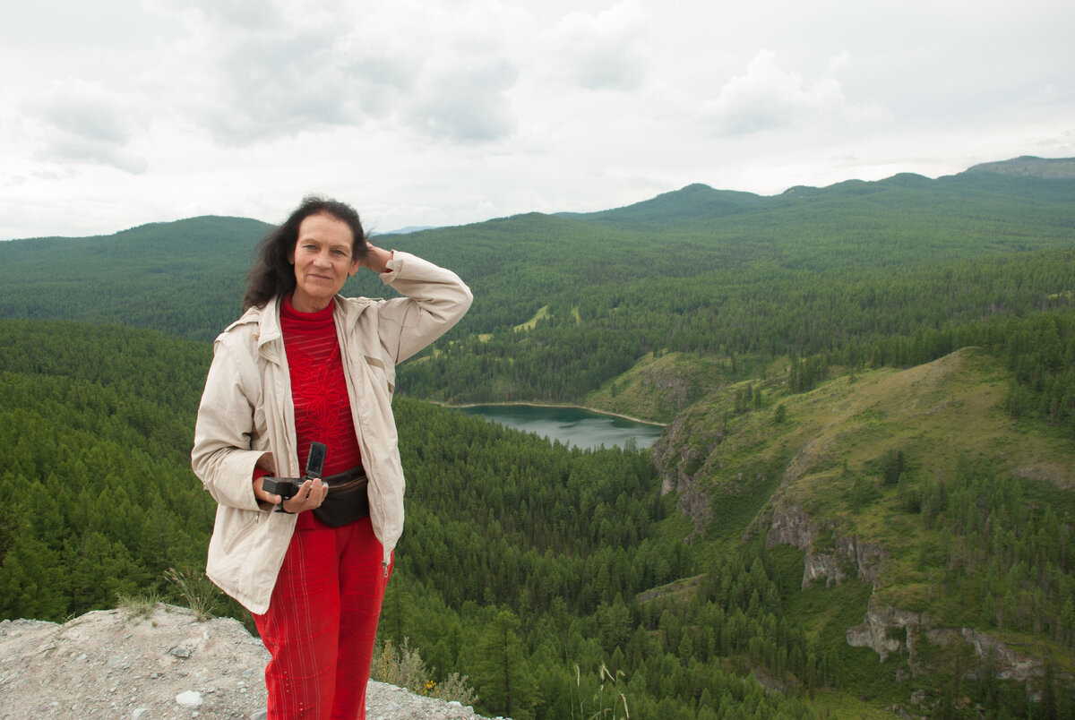 Наши физические тела могут жить долго, видимо, столько, сколько захотим. Физическое тело каждые 7 лет полностью обновляется, но люди умирают. Умирают от горя, от пищевой наркомании, от запрограммированности на старость и смерть. Поэтому получается, что мы не умираем, а погибаем. Смерть, явление не естественное.