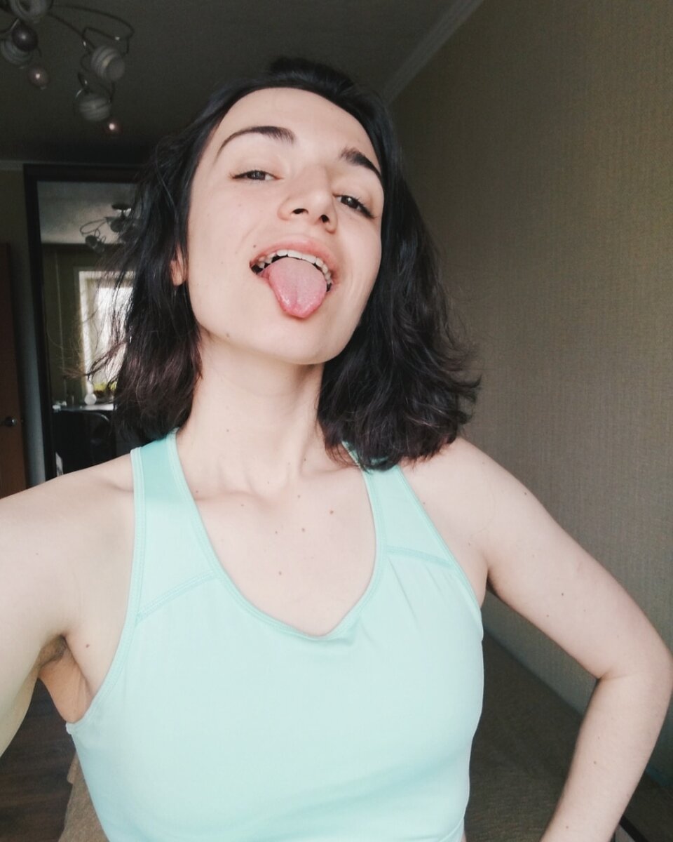 Это я счастливая, собираюсь на тренировку)