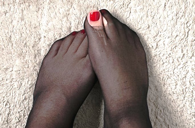 Женские пальцы на ногах в колготках
