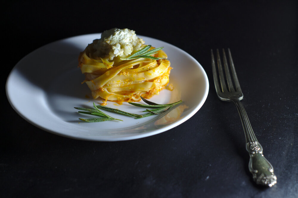 Макаронные гнёзда с курицей и шампиньонами