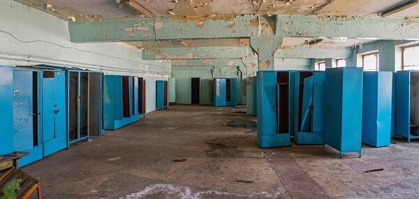 На верхних этажах располагались раздевалки рабочих. Это довольно большое помещение. Вероятно когда-то штат сотрудников здесь был не маленький.