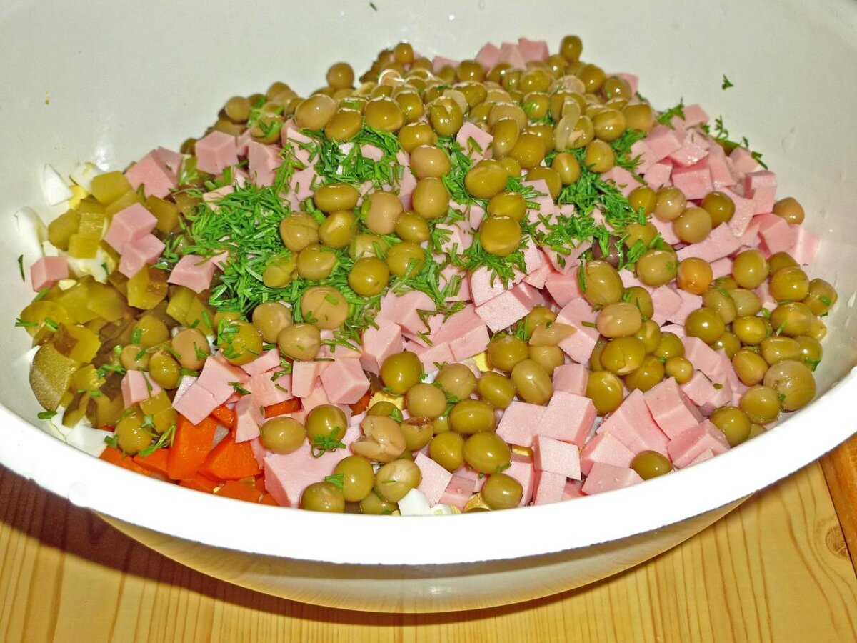Рецепт оливье с колбасой и солеными огурцами пошагово с фото