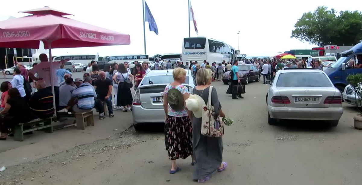 В дневное время площадь перед границей выглядит примерно так.
