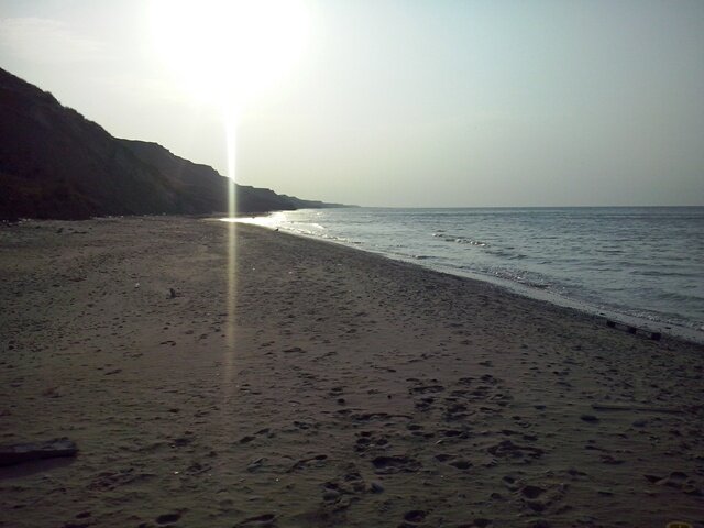 Рассвет на Черном море! Берег пустынен. 