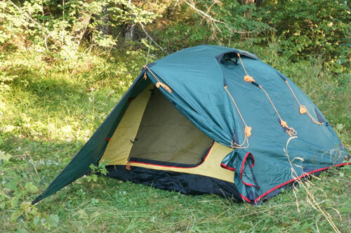 Туристический рюкзак. На два дня достаточно рюкзака среднего объема (40-60 л). Водостойкий чехол на рюкзак защитит содержимое от намокания во время дождя или снега, а также не позволит веткам цепляться за рюкзак. Даже для двухдневного похода нужен комфортный надежный рюкзак, с которым вам будет легко идти весь маршрут. Чтобы подобрать подходящий рюкзак, внимательно отнеситесь к системе спины. Рюкзак следует отрегулировать так, чтобы разгрузить спину и плечи, перенеся часть веса на бедра. Удобные плечевые лямки, а также прочный материал помогут вам чувствовать себя уверенно в любом походе.