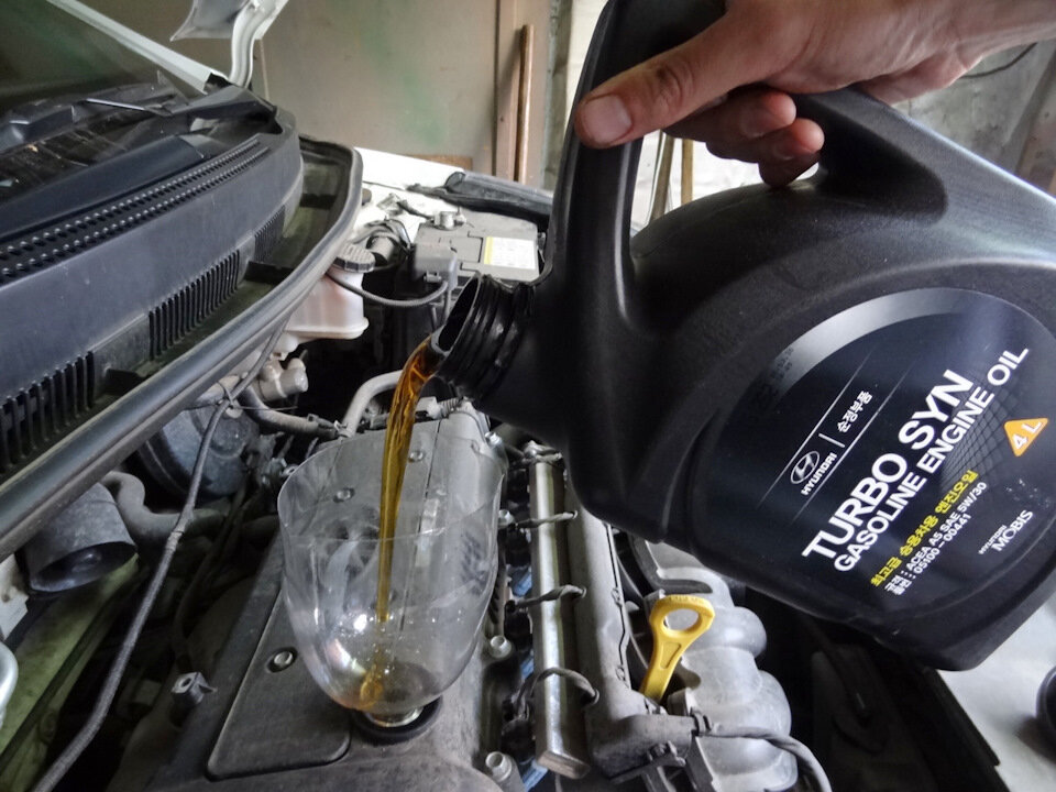 Как выполняется замена масла в двигателе Hyundai Solaris