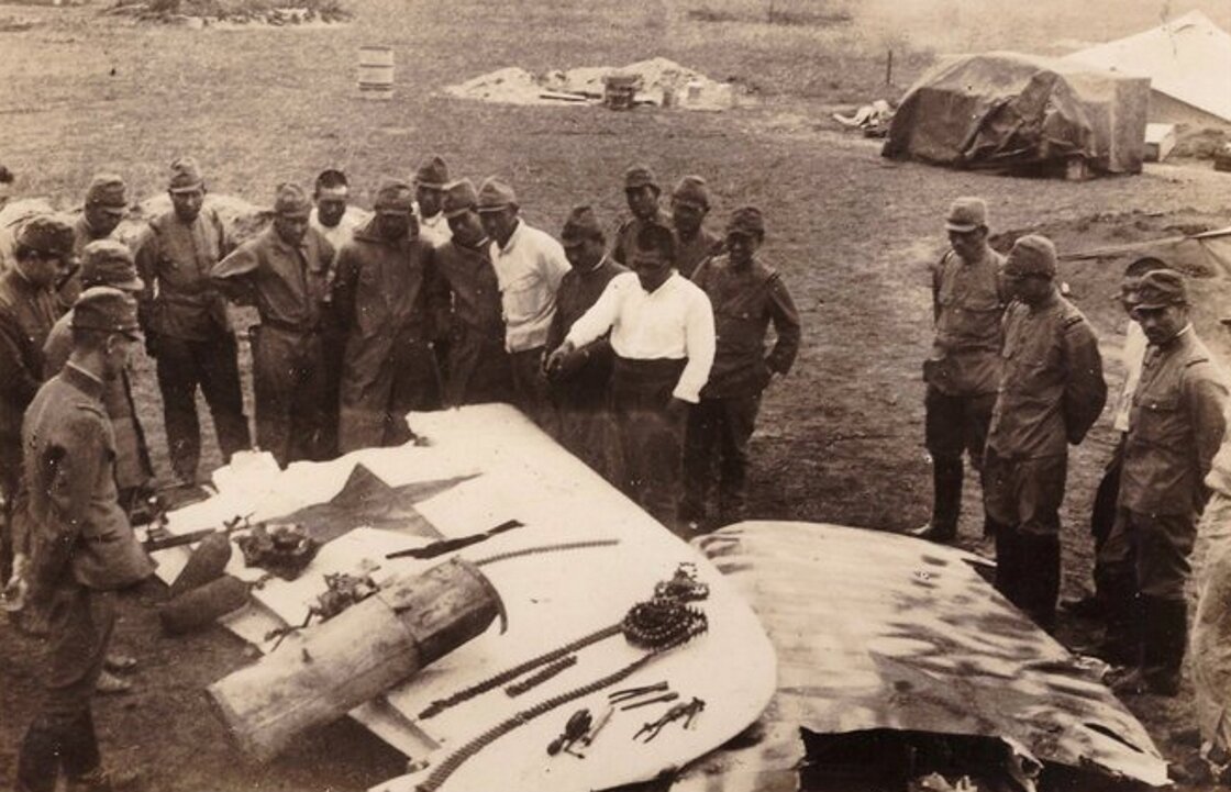 Японцы у обломков советского самолета