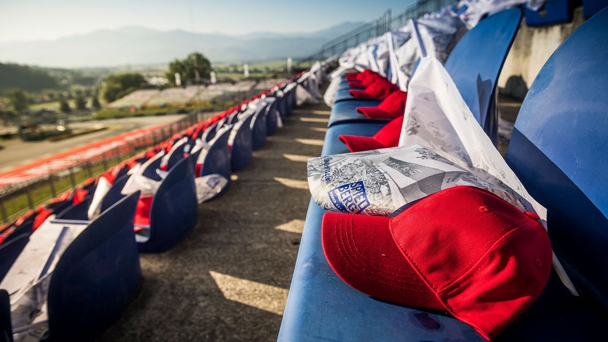 Трибуна возле первого поворота трассы Ред Булл Ринг