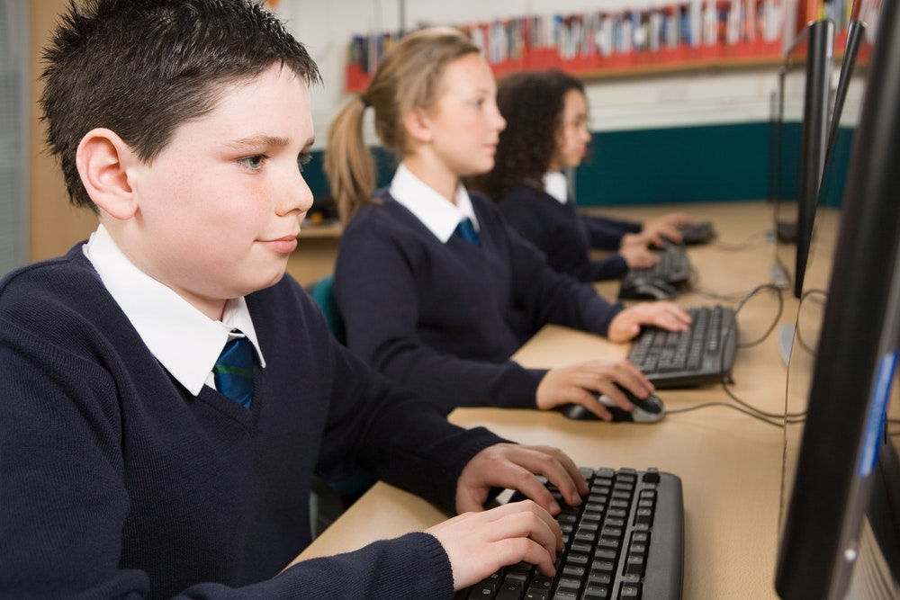 Школы без интернета. Дети за компьютером в школе. Ученики за компьютерами в школе. Школьники на информатике. Школьник за компом.