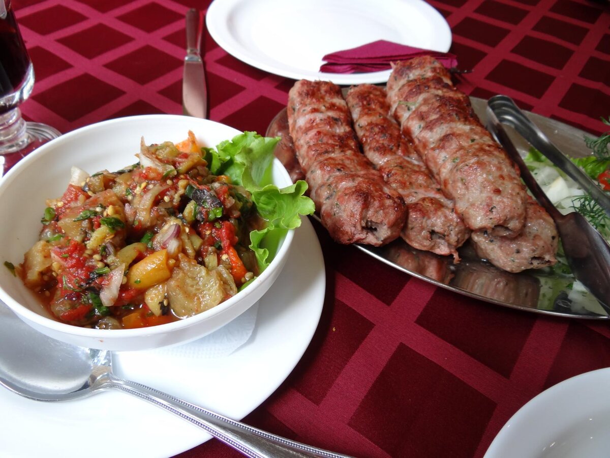 "Какие блюда кавказской кухни и местные деликатесы стоит попробовать в Сочи"
