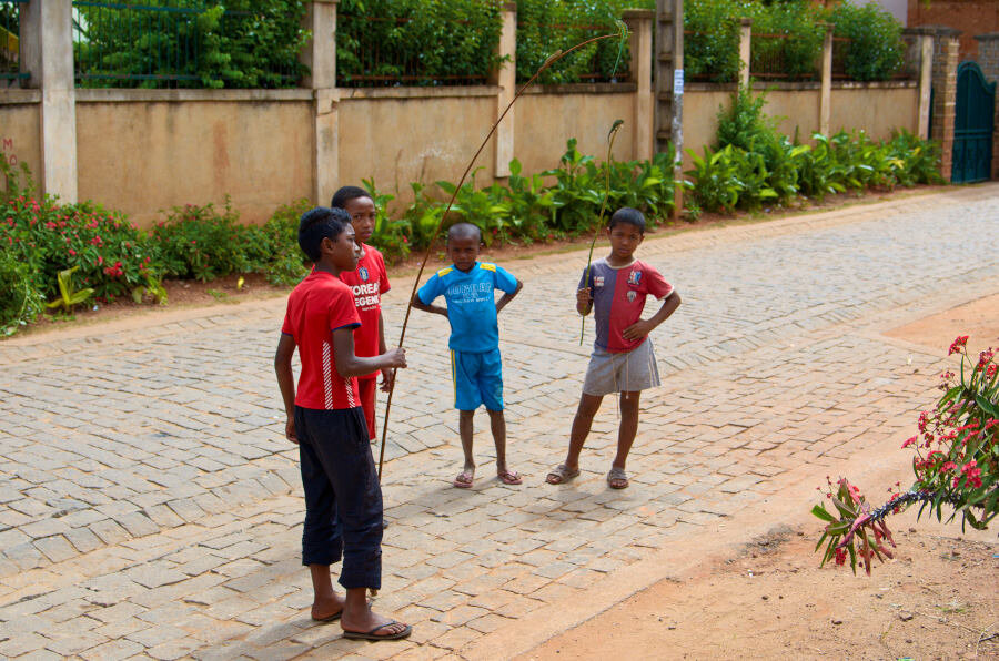 2. Пацанов было четверо, хамелеонов трое.

