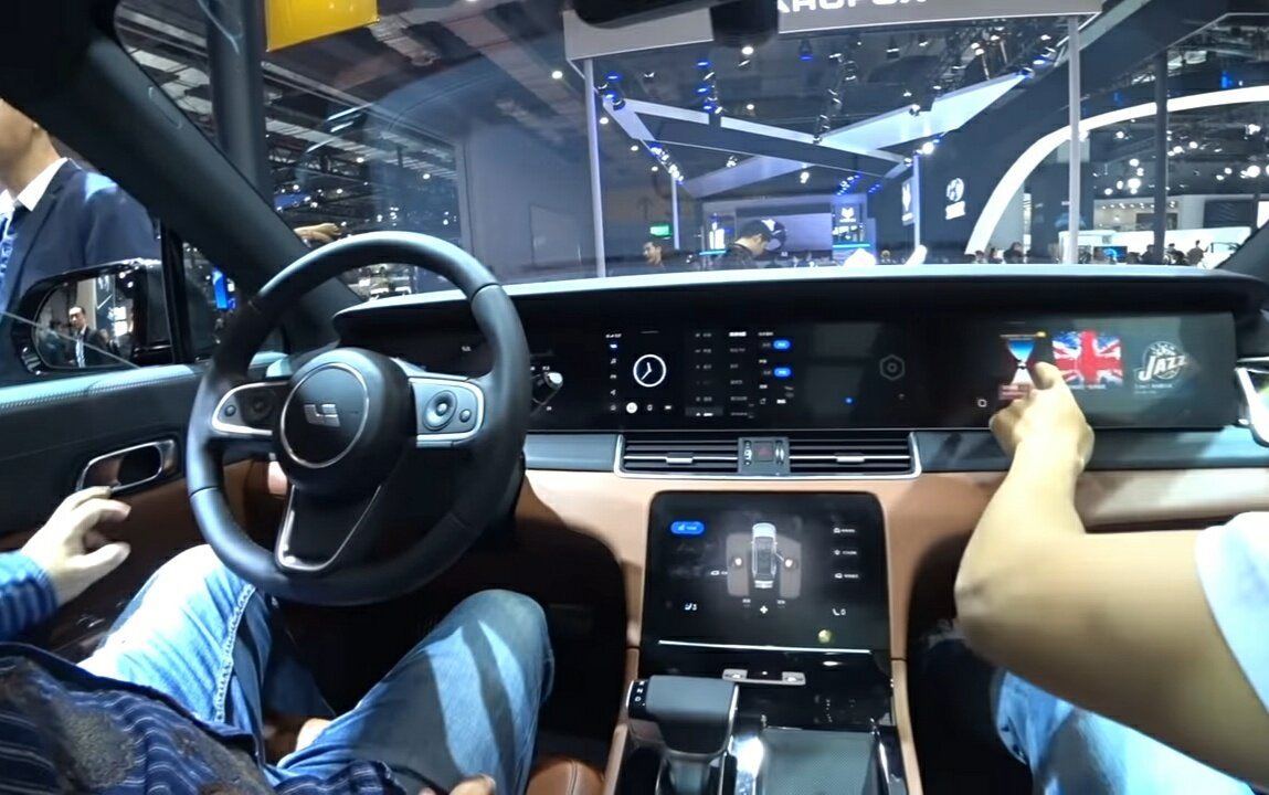 Отделка салона выполнена из кожи. Вместо традиционной приборной панели установлен сенсорный жк монитор.