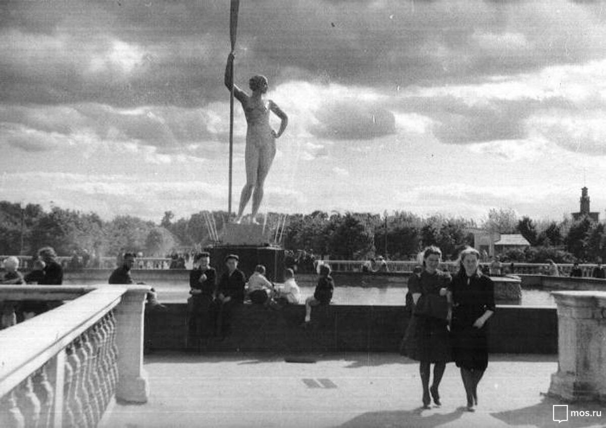 Девушка с веслом. Автор Харрисон Форман. 1939 год. Источник: Mos.ru