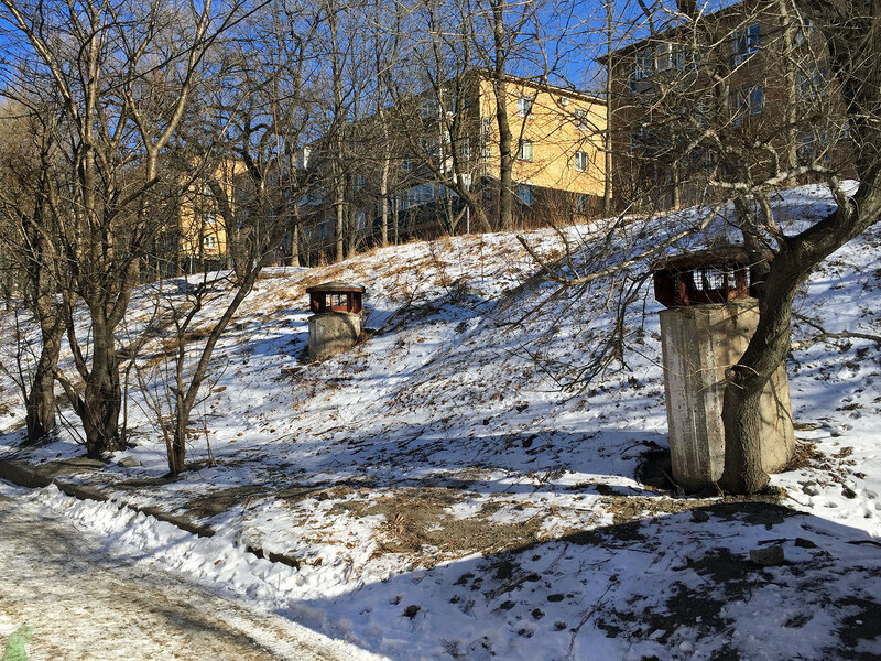 Нашли запакованные аксессуары для старых мобильников в заброшенном убежище