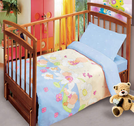 Оптимальная форма классической детской подушки — прямоугольник. В таком случае необходимую поддержку получают голова и шея, а плечи остаются лежать на матрасе. Покупка квадратной подушки для ребенка чревата тем, что он будет ложиться на нее с плечами, а это противопоказано для правильного отдыха и полноценного расслабления.
