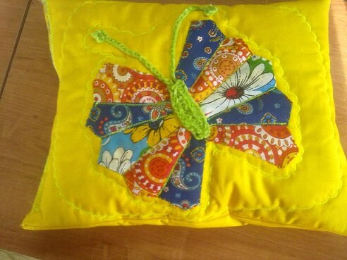    Смешанное шитье аплликация и печворк. Прекрасные бабочки могут порхать по одеялу или пледу, присядут  на диванных подушках.    Делаю трафарет чтобы выкроить крылышки бабочки.