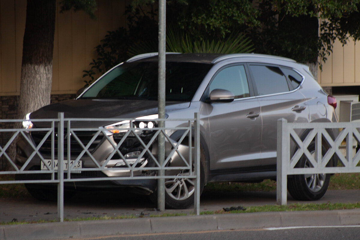 Автомобиль выехавший на тротуар. Аккурат на точку съемки, на которую я не пошел. 