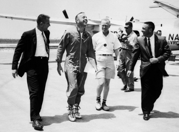 Алан Шепард (в комбинезоне смеющийся по центру) после полёта и Гас Гриссом (справа в пиджаке и галстуке). Фото из архива журнала Life от 1961 года