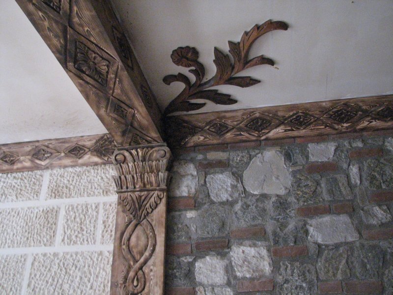 Изображение: sdelaipotolok.com/wp-content/uploads/odin-iz-variantov-otdelki-derevyannogo-interernogo-dekora.jpg