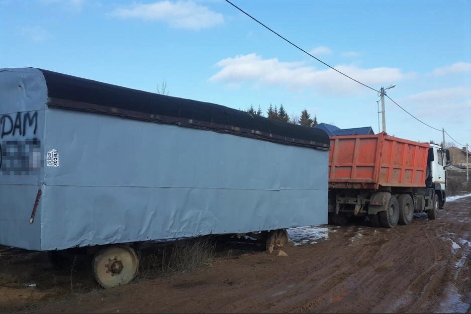 Вагон-бытовку перевозят на новый участок.