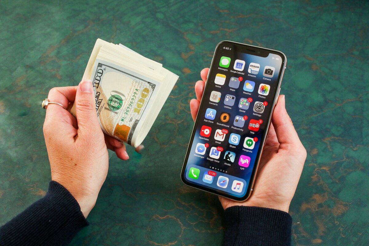 Сдать айфон 11. Айфон и деньги. Деньги рядом с телефоном. Айфон 11 и деньги. Как накопить на iphone.