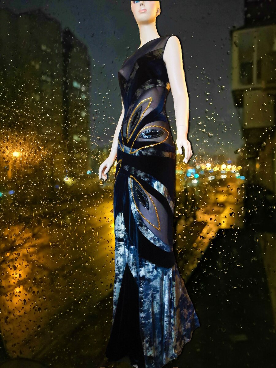 Маня в конкурсном платье из коллекции Блэк Гламур на фоне ночного дождливого Челябинска.