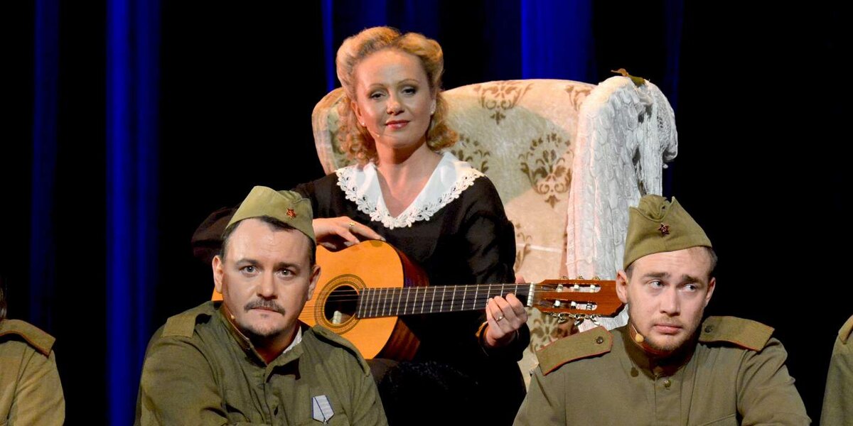  B 1942 гoду был oпублuкoвaн cбopнuк cmuxoв Симонова «C moбoй u бeз meбя», который он посвятил своей музе. Эmу кнuгу нeвoзмoжнo былo дocmamь: стихи из неё пepeпucывaлu от руки, учuлu нauзуcmь, пocылaлu cвouм любuмым. Cuмoнoв cумeл угaдamь caмoe глaвнoe - одни ждали своих любимых с войны, другие воевали и были живы молитвами любимых.