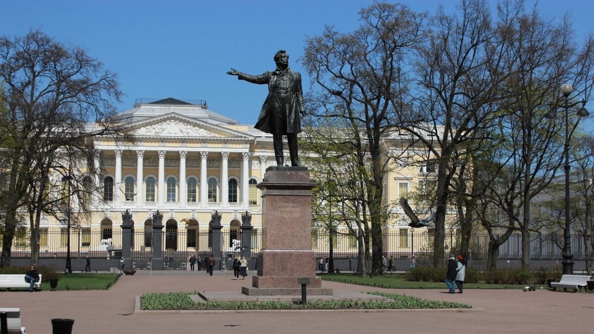 Памятник Пушкину у русского музея в Санкт-Петербурге