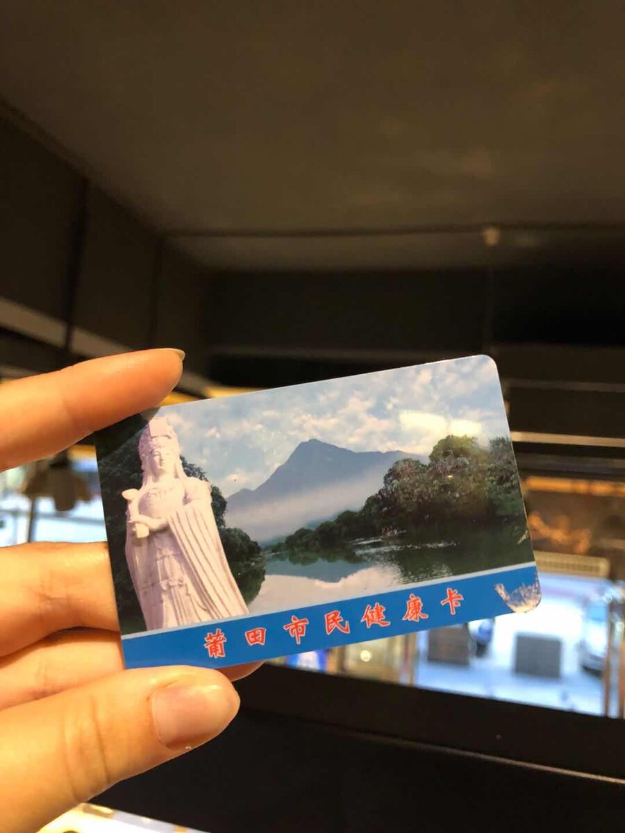 Такую карту здоровья, выпущенную в любом госпитале города, можно использовать в каждой больнице.