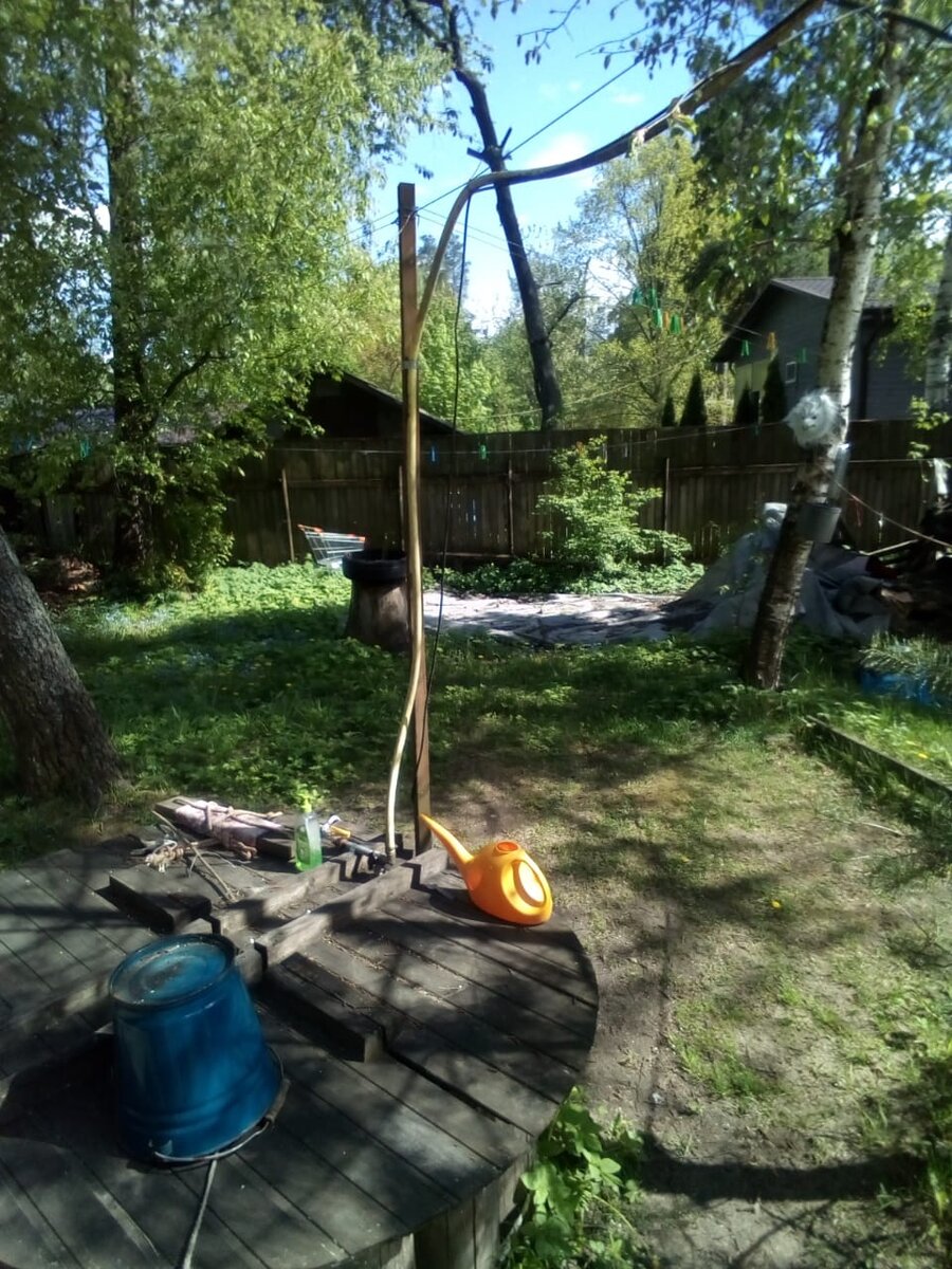 Водяной шланг и провод питания насоса 25 м отведены от колодца вертикально, потом по тросу прямо под крышу дома. Веревки для удержания вертикальной штанги можно использовать как бельевые))