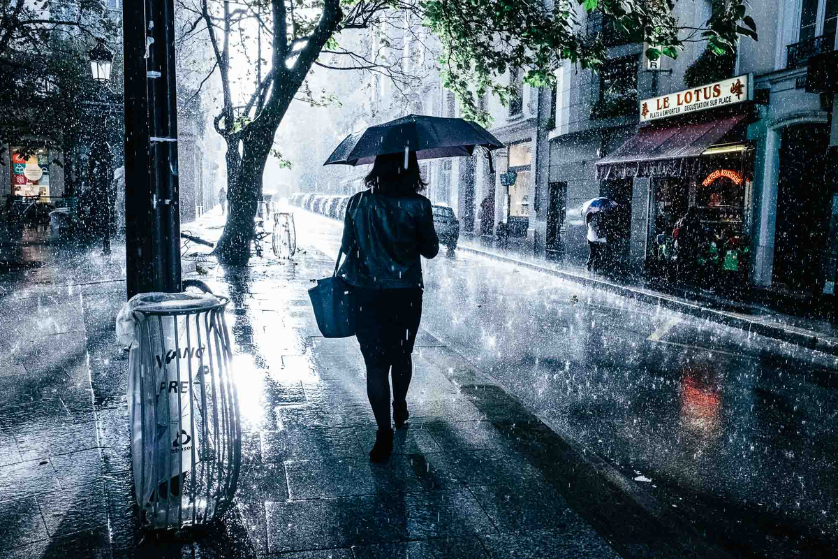 Мс дождь. Дождливый город. Дождь в городе. Дождливая улица. Дождь на улице.
