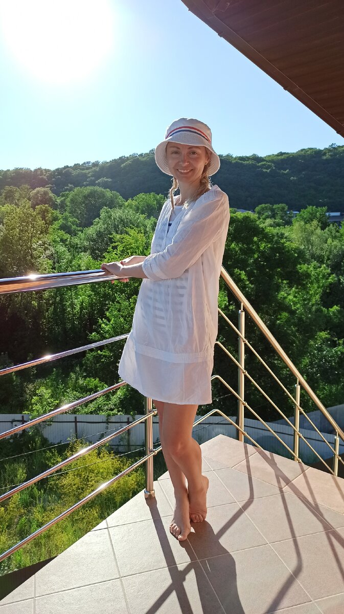 Вид с балкончиков нашего номера и сам отель. Фотографии можно листать