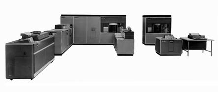 IBM 305 RAMAC (Random Access Memory Accounting) частью которой являлся первый жесткий диск.