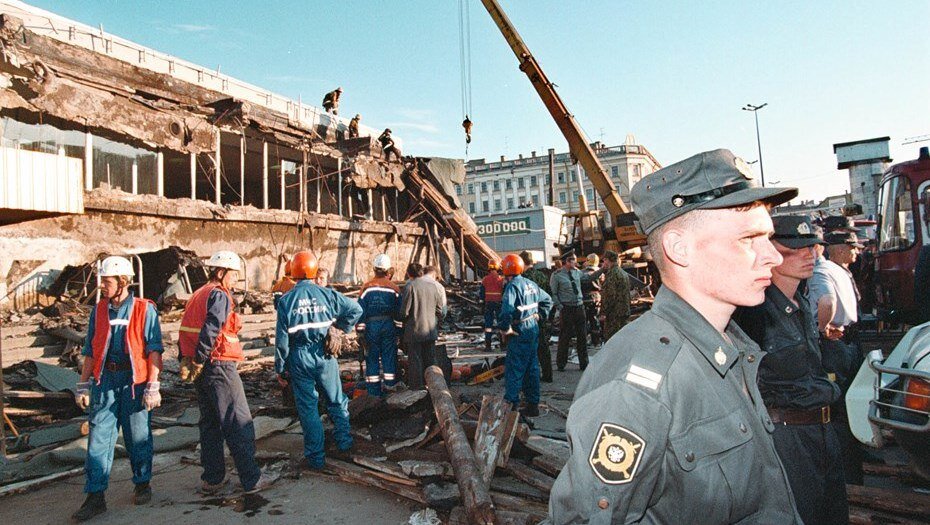 обрушение козырька вестибюля метро сенная площадь 1999. обрушение козырька на сенной площади 1999. обрушение козырька на сенной площади 1999. сенная площадь обвалился козырек. обрушение козырька на сенной площади 1999.