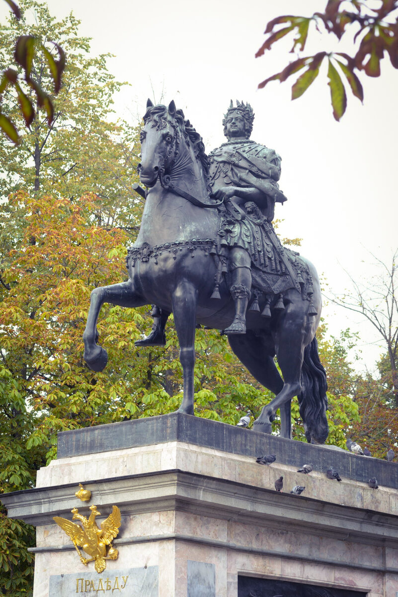 Памятник перед михайловским замком