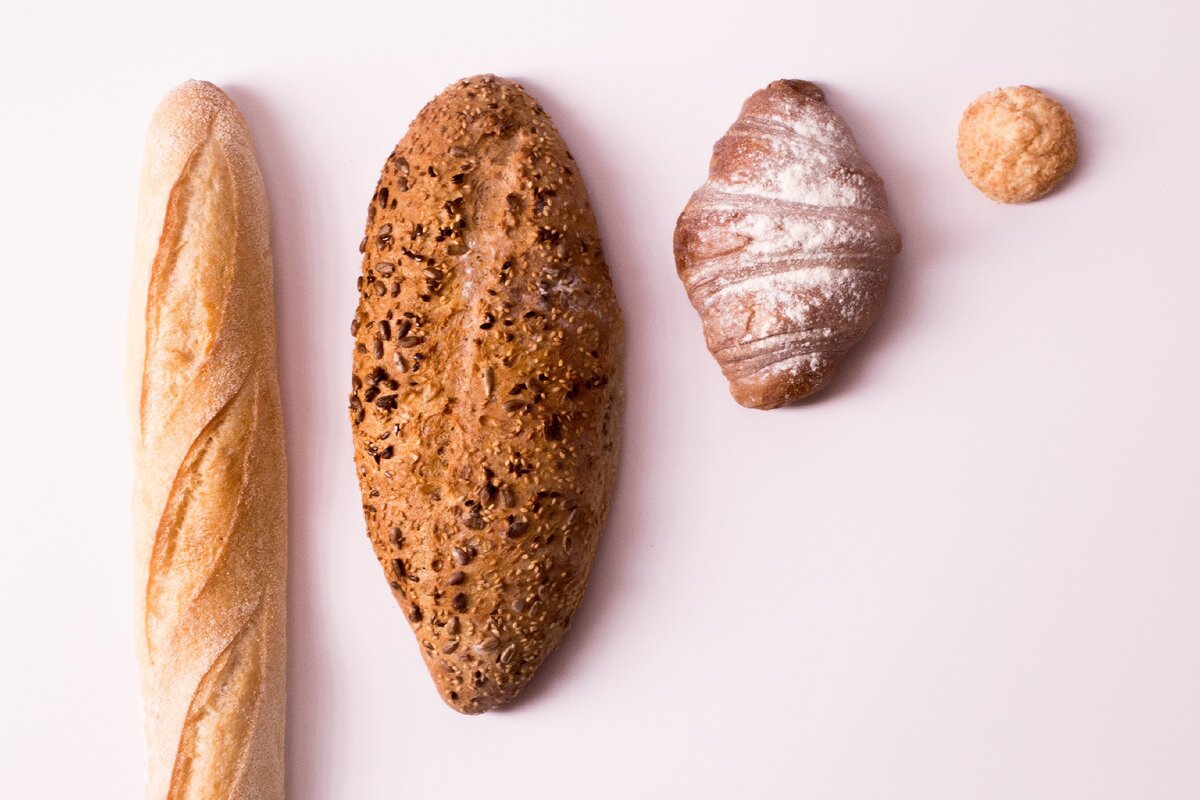 Разнообразие сортов хлеба на прилавках магазинов заставляют нас всерьез задуматься о том, какой же их них полезнее для нашего организма.-2