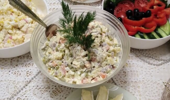 Мясной салат "Оливье" с говядиной готов