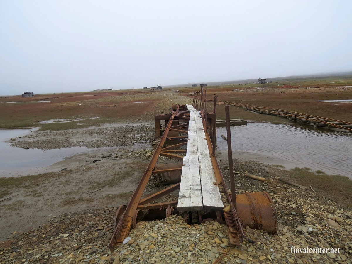 Если перейти через речку к югу от основной части поселка , то  увидим дома покрепче. В некоторых из них можно остановиться на время, в одном - живи хоть всю зиму. 