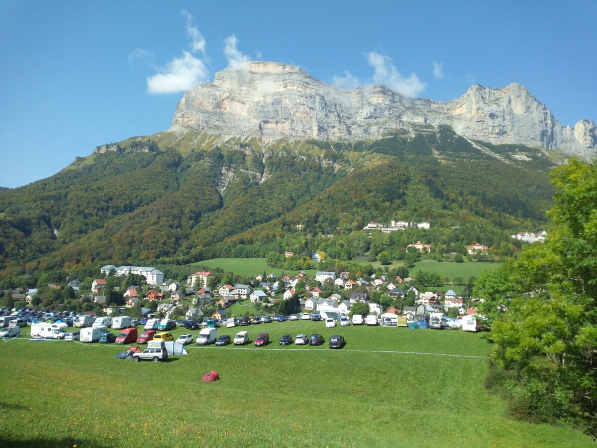 Кемпинг на плато 1000 м. Видна вершина Дент де Кролль 2040 м. (фото автора)