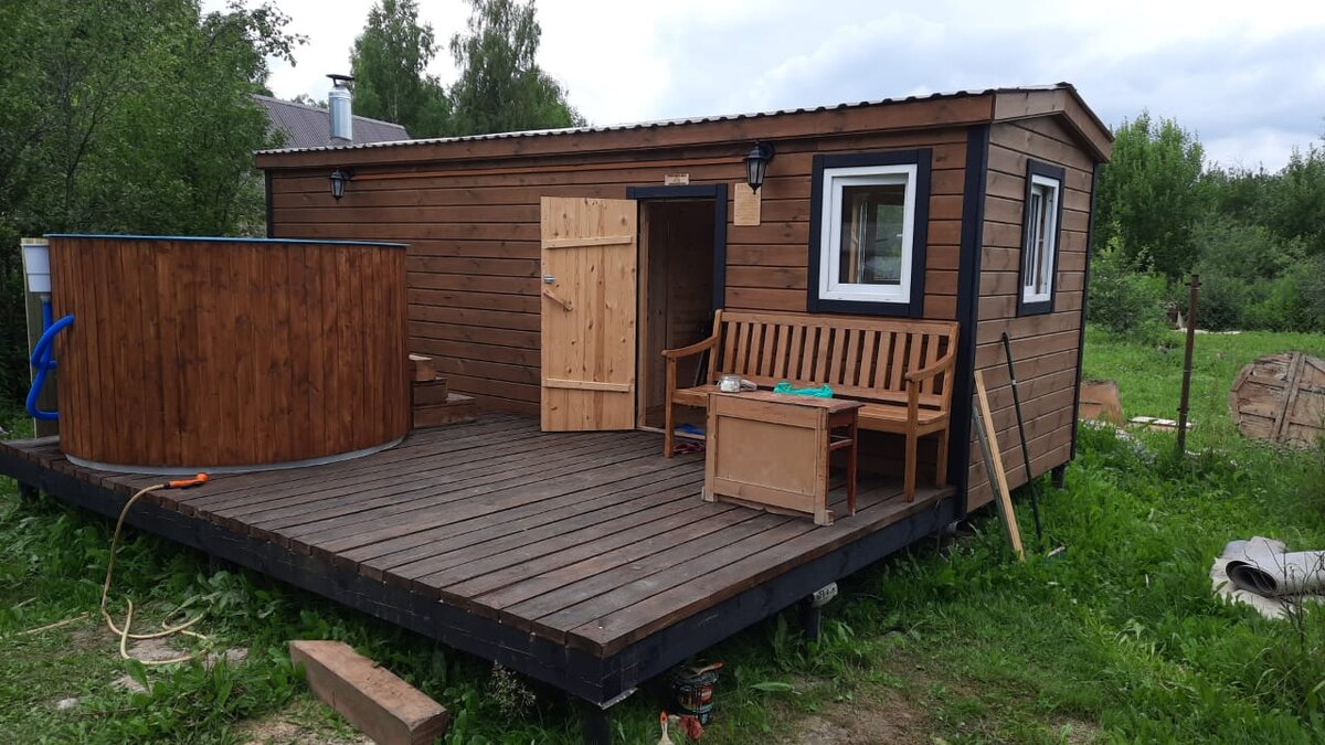 Каркасные бани: преимущества и недостатки, этапы строительства Каркасные бани стремительно набирают популярность благодаря сжатым срокам строительства, отличным теплоизоляционным характеристикам и сравнительно небольшой стоимости. Прежде чем приступать к постройке, изучите их преимущества, недостатки и основные этапы строительства, так как нарушение технологии приведет к уменьшению срока службы конструкции.
Преимущества
При помощи каркасной технологии можно воплотить в жизнь необычную планировку, использовать разнообразные архитектурные и компоновочные решения. Фасад при необходимости легко дополняется террасой или верандой.
К преимуществам каркасных бань относят:
•	применение упрощенной версии фундамента, так как используемая древесина обладает малым весом;
•	стоимость, которая гораздо меньше по сравнению с брусом и блоками;
•	растопку в течение 30-40 минут;
•	небольшие сроки возведения (от 14 до 40 дней в зависимости от размеров);
•	монтаж и выполнение внутренней отделки круглый год;
•	долгое сохранение тепла в бане, независимо от времени года;
•	быстрый ввод в эксплуатацию: использовать по назначению баню можно сразу после сборки;
•	эксплуатацию без проблем в течение 20 лет;
•	экологичность.
Каркасные бани нетребовательны к почве. Их можно располагать на местности с высоко залегающими грунтовыми водами, а также на участках, которые периодически подтапливает.
Внутри бани создается комфортный микроклимат, так как материал пропускает и поглощает воздух.
Недостатки
Как у любого изделия, у каркасных бань существуют недостатки:
1.	Высокая стоимость утепления и отделки, так как нельзя экономить на теплоизоляции. Не рекомендуют использовать минеральную вату, которая быстро лишается теплоизолирующих качеств, и пенопласт, выделяющий при нагревании токсины и небезопасный с точки зрения пожарной безопасности.
2.	Усадка. Для дерева нормальный процесс — это потеря линейных размеров из-за высыхания. При использовании влажной древесины усадка занимает не менее двух лет. При этом возникает риск повреждения отделки помещения.
3.	Требуется вентиляция для поддержания микроклимата. Каркасные стены с применением пароизоляции дают парниковый эффект. Поэтому при отсутствии вентиляции вы можете задохнуться. 
Чтобы избежать усадки, приобретайте древесину камерной сушки.
Этапы строительства
По сравнению с другими материалам, баню из каркаса возводят за 2-3 недели. Строительство состоит из нескольких этапов, каждый из которых играет важную роль в долговечности строения и сохранении тепла.
Проектирование
Этап поможет грамотно использовать площадь участка и распланировать внутреннее пространство. Можно воспользоваться типовой документацией или спроектировать под свои желания и запросы.
В проекте определяют местонахождение:
•	парной — это комната, в которой находятся печь и полки; также указывают ее размеры;
•	тамбура, защищающего баню от попадания потоков воздуха с улицы;
•	моечной — это помещение, выполняющее роль ванной (для экономии пространства комнату можно соединить с парной);
•	террасы (если предусмотрена);
•	комнаты отдыха, которая дополнительно служит раздевалкой.
Также в проектную документацию включают данные о:
•	материалах крыши;
•	месте расположения печи;
•	прокладке труб и электрических кабелей.
При составлении плана решается вопрос о функциональном использовании пространства под крышей. Можно сделать чердак или оборудовать мансарду, которая станет дополнительным помещением для отдыха.
Фундамент
Для каркасной бани нет необходимости сильно заглублять фундамент, что помогает снижать затраты. Глубину закладки определяют, ориентируясь на:
•	тип почвы на участке;
•	глубину залегания вод и промерзания грунта.
Благодаря небольшому весу бани применяют фундамент:
•	мелко заглубленный — отличается небольшим расходом бетона;
•	столбчатый — популярный вариант, который ценят за скорость обустройства;
•	свайно-винтовой — подходит для участка, который каждый год подтапливается в весенний период.
Также используют столбчатое основание. Труба из асбестоцемента устойчива к действию влаги и защищает стены бани от сырости.
Каркас
Основная конструкция бани — каркас. Оптимальный материал — хвойная древесина. Монтаж выполняют в два этапа:
1.	Устройство нижней обвязки. Это часть конструкции, несущая лаги чернового пола. Для обвязки используют брус, который обрабатывают антисептиком. Для гидроизоляции применят рубероид и мастику.
2.	Возведение стен. Каркас наращивают, добавляя стойки и перемычки. При этом учитывают проемы для окон и дверей.
После установки к каркасу крепят обшивку — это вагонка или плиты OSB.
Пол
В бане используют разные типы пола. В гостиной присутствует пар, поэтому сначала обустраивают черновой пол, который накрывают гидроизоляцией. Сверху применяют утеплитель, а затем гидроизоляцию. После этого накрывают чистовым покрытием и завершают процесс монтажом выбранной отделки.
В моечной используют проливной тип пола, который дает возможность жидкости утекать сквозь щели. Сток организуют двумя методами:
1.	Сооружают внутри фундамент. Сверху делают стяжку из бетона под уклоном, а затем два слоя гидроизоляции.
2.	Обустраивают черновой пол, делая наклон к наружной стене.
Чистовое покрытие в двух случаях — это доска, обработанная антисептиком. Время службы пола не превышает пяти лет. Для увеличения времени эксплуатации можно использовать пластиковую доску.
Кровля
Части стропильной системы собирают по отдельности, а потом, поднимая по одному, крепят на постоянное место. Если баня небольшая, в качестве материала подходят:
•	битумная черепица (основа — стеклохолст);
•	ондулин (органический состав);
•	еврошифер (битумный волнистый лист).
Если баня большая, а фундамент повышенной прочности, подойдет металлочерепица.
После того, как кровля возведена, монтируют двери и окна.
Утепление, отделка
Это завершающий этап, отвечающий за обустройство:
1.	Наружной обшивки, которая сделает стены жестче и прочнее, а также послужит защитой от мороза и влаги. Часто она становится финишным покрытием. К востребованным материалам относят сайдинг, блок-хаус и вагонку. Они отвечают за внешний вид бани.
2.	«Начинки» стен. Под обшивкой используют утеплитель и гидроизоляционный материал. В парной применяют фольгу, которая к минимуму сводит потери тепла.
3.	Чернового потолка. Делают из плит OSB, досок и трех слоев теплоизоляции. Материалы выбирают пожаробезопасные.
4.	Внутренней отделки. На утеплитель накладывают парозащитную пленку, а сверху закрывают гипсокартоном, декоративной панелью или вагонкой. Последний вариант наиболее предпочтительный.
При выборе вагонки выбор отдают материалу, изготовленному из липы.
Печь
При нагревании в русской бане воздух влажный, что отличает ее от сауны. Скорость протопки напрямую зависит от материала печи, который бывает трех видов:
1.	Каменный. Облицовка печи — это талькохлорит, удерживающий тепло 24 часа. Пар в парилке образуется «мягкий». Недостатки материала — дороговизна и небольшой срок службы.
2.	Кирпичный. Топку обустраивают из огнеупорного кирпича. Материал стоит дешевле, чем камень.
3.	Металлический. Этот вариант востребован благодаря доступности и простоте сборки. Печь из металла быстро прогревается, но добиться постоянной необходимой температуры сложно. Чтобы пар распределялся ровнее, топку из металла обкладывают кирпичом.
При обустройстве бани из каркаса уделяют внимание противопожарной безопасности. На расстоянии одного метра от печи деревянные элементы можно защитить от перегрева, используя теплоизолирующее полотно.
Если печь каменная или кирпичная, то перед топочной дверью укладывают стальной лист. Теплоизоляцию мансардного потолка выполняют из негорючих материалов.
Освещение
В бане окна делают небольшого размера, чтобы сохранить как можно дольше тепло. Поэтому в помещении мало естественного света, что требует использования искусственного освещения. Светильники выбирают:
•	с герметичной защитой от влаги и пара;
•	устойчивые к перепадам температуры и сильному нагреву.
Подходят матовые плафоны с источником света, обеспечивающим нормальную видимость в комнате, заполненной паром.
Вентиляция
Место расположения вентиляции зависит от нахождения топки. Чаще всего в каркасных банях используют комбинированную приточно-вытяжную вентиляцию, которая состоит из:
1.	Входных отверстий, обеспечивающих поступление воздуха в парилку. Их оборудуют вентиляционными трубами и вентиляторами.
2.	Выходных отверстий, которые еще называют вытяжными. Они помогают избавлять парную от теплого воздуха.
Вентиляция защищает от угарного газа, а древесину — от переувлажнения и гниения.
Как ухаживать за баней из каркаса
Чтобы каркасная баня служила как можно дольше и не доставляла хлопот, осуществляйте за ней правильный уход. Быстрее всего изнашивается парная, так как в помещении повышенная температура и влажность. Для ухода придерживайтесь правил:
•	после каждого использования проветривайте помещение, так как повышенная влажность причиняет вред древесине;
•	после водных процедур подметите, вымойте пологи и пол;
•	очищайте загрязненные места влажной тканью, не используйте моющие средства;
•	если деревянная обшивка сухая, то пятна убирайте наждачной бумагой;
•	производите обработку потолка и стен специальными препаратами для защиты от возгорания, гнили и плесени;
•	протапливайте баню так, чтобы тепла хватило на просушку помещения.
Обработку деревянных элементов пропиточными средствами производят сразу после сборки каркасной бани. Растворы не меняют внешний вид дерева, не выделяют неприятного запаха и токсичных веществ.
Готовые решения
Чтобы самостоятельно построить каркасную баню, потребуется приложить силы и терпение. При нарушении технологии тепло будет быстро испаряться, а срок эксплуатации значительно сократится. Поэтому целесообразно заказывать изготовление у специалистов.
Если баня необходима в короткие сроки, уместно готовое решение «под ключ», в котором предусмотрены все нюансы. Варианты отличаются по:
•	планировке;
•	дизайну;
•	числу помещений;
•	ценой на отделочные материалы (премиум или эконом-вариант).
Например, можете приобрести готовые перевозные бани различных размеров:
Размер бани	На какое количество людей рассчитана парилка	Вес конструкции (кг)
3х2,5 метра
4-6	1200 
4х2,5 метра
6-8	1900 
5х2,5 метра
6-8	1900
6х2,5 метра
6-8	2100
5х2,5 метра с верандой
6-8	1900
7х2,5 метра
8	2450
Количество секций в бане зависит от размера и составляет от двух до трех комнат.
Готовые варианты — это недорогой и быстрый способ получить каркасную баню с необходимым комплектом оборудования, в который входят:
•	крыша;
•	деревянный каркас;
•	утеплитель;
•	наружная отделка из имитации бруса;
•	блоки для фундамента;
•	печь на дровах;
•	деревянный пол;
•	внутренняя отделка — сосновая или липовая вагонка;
•	бак для воды;
•	антисептик для внутренней и наружной обработки.
Для зимнего варианта в комплектацию добавляют утеплитель толщиной 100 мм.
Преимущество готовой бани — быстрота установки, которая занимает полчаса. Конструкцию изготавливают и собирают на производстве, что гарантирует высокое качество.
У готовых каркасных бань малый вес и небольшие размеры, что позволяет устанавливать их на фундаментные блоки.
Стоимость каркасной бани
По сравнению с другими материалами, каркасные бани дешевле. Например, стоимость конструкции размером 3х2,5 метра не превышает 200 тысяч рублей.
Цена бани зависит от:
•	количества комнат;
•	типа выбранной печи;
•	размера бани;
•	типа кровли;
•	дополнительных предметов в обстановке.
Стоимость конструкции увеличивает наличие мансардного этажа, террасы или веранды.
